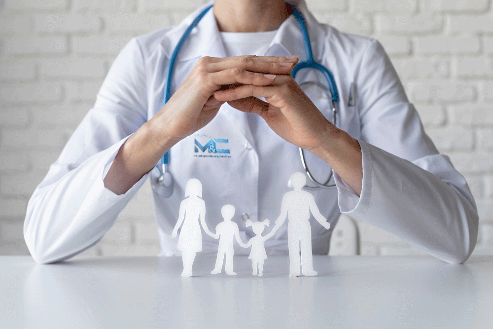 Doctor de medicina familiar atendiendo a una familia