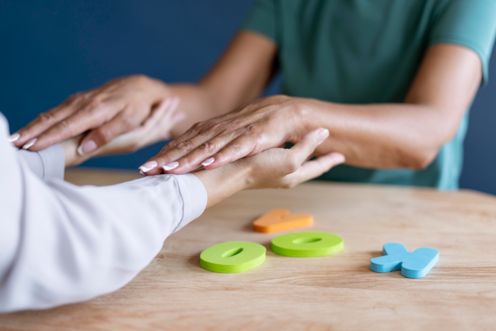Terapeuta ocupacional trabajando con paciente