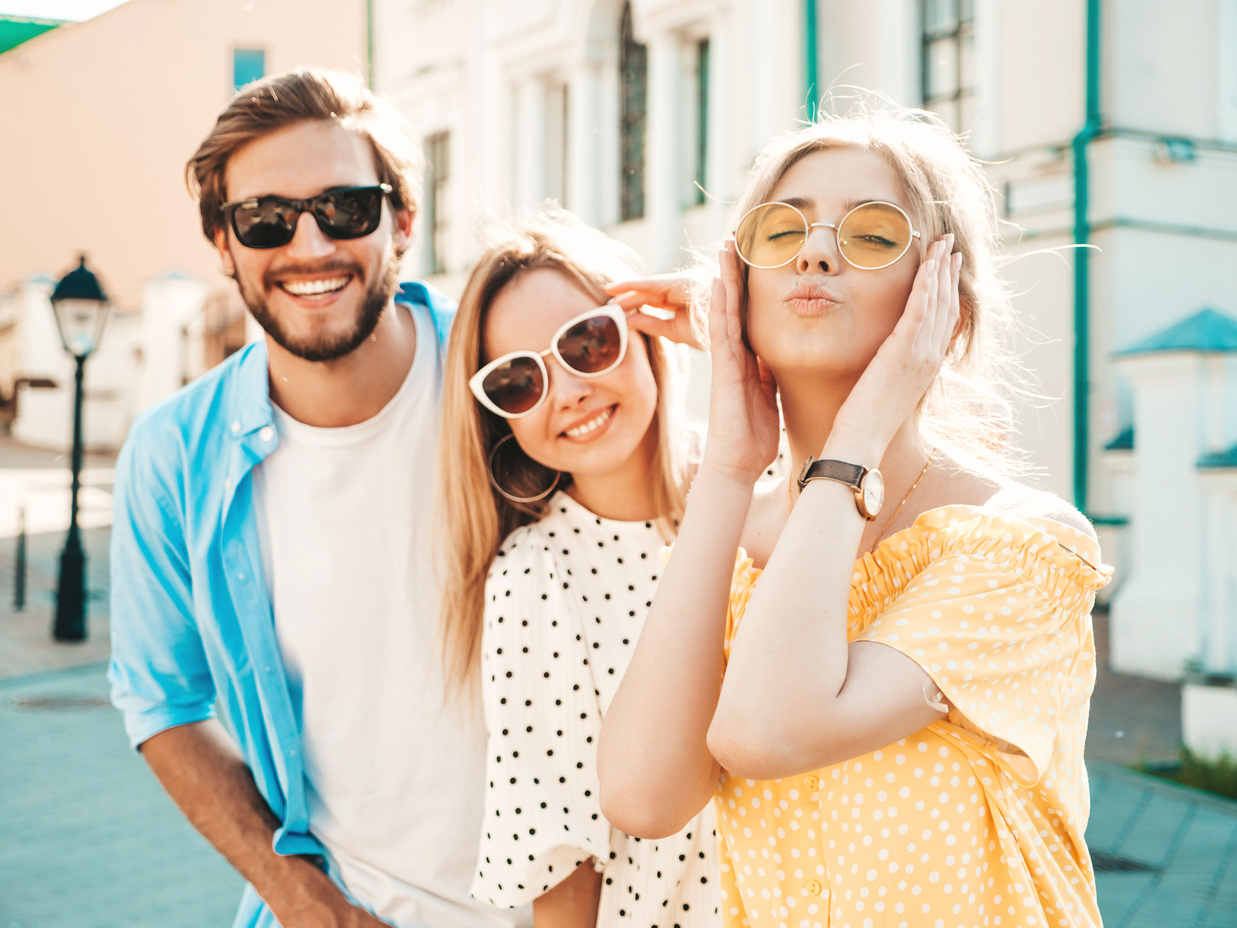 chicos-lentes-sonriendo